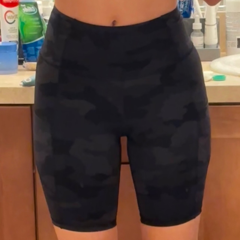 Lululemon black camo biker shorts with pockets